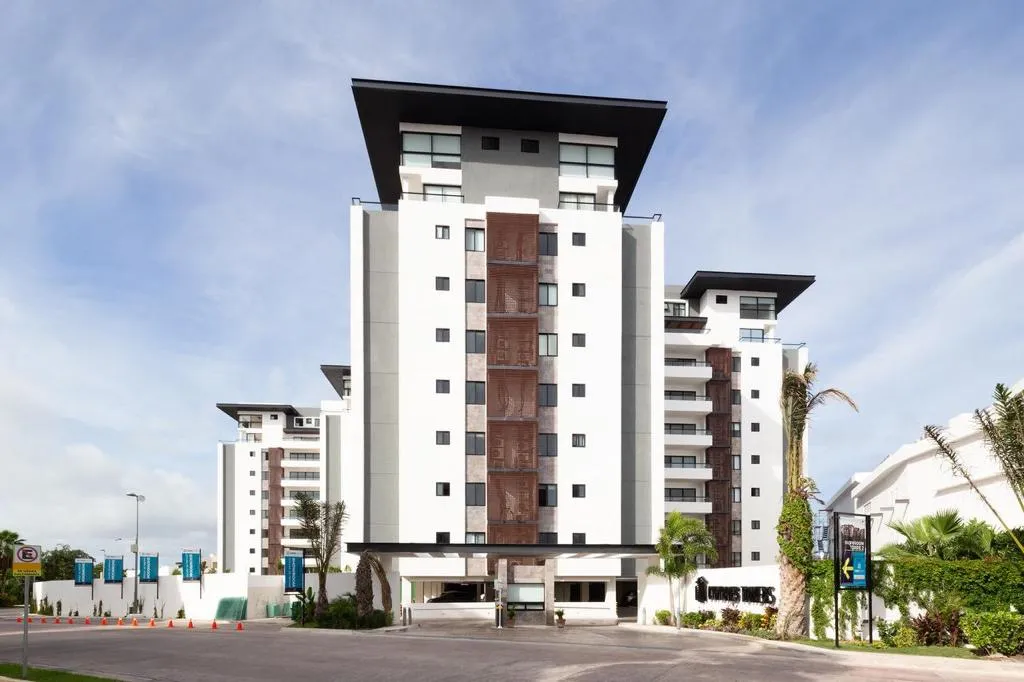 Departamento en venta en Cumbres Towers Cancún, fachada de la torre